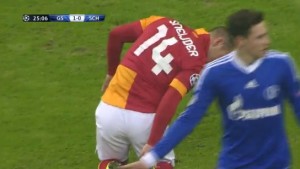 Sneijder Kramponlarini Temizliyor Galatasaray-Schalke04 -2-