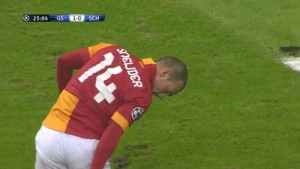 Sneijder Kramponlarini Temizliyor Galatasaray-Schalke04