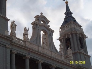08 Ekim 2013 Santa Maria la Real de la Almudena Katedrali, Madrid, Ispanya -01-